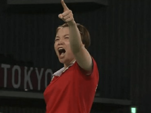 正是靠着这样的自我提气的方式,陈清晨贾一凡实现了逆袭,21-16,21-14