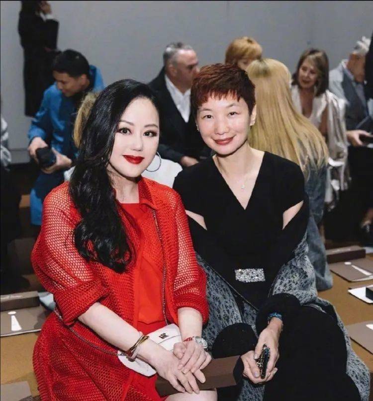 漂亮|章小蕙才是真名媛，穿白裙媚而不俗，发福的身材反而有女人味！