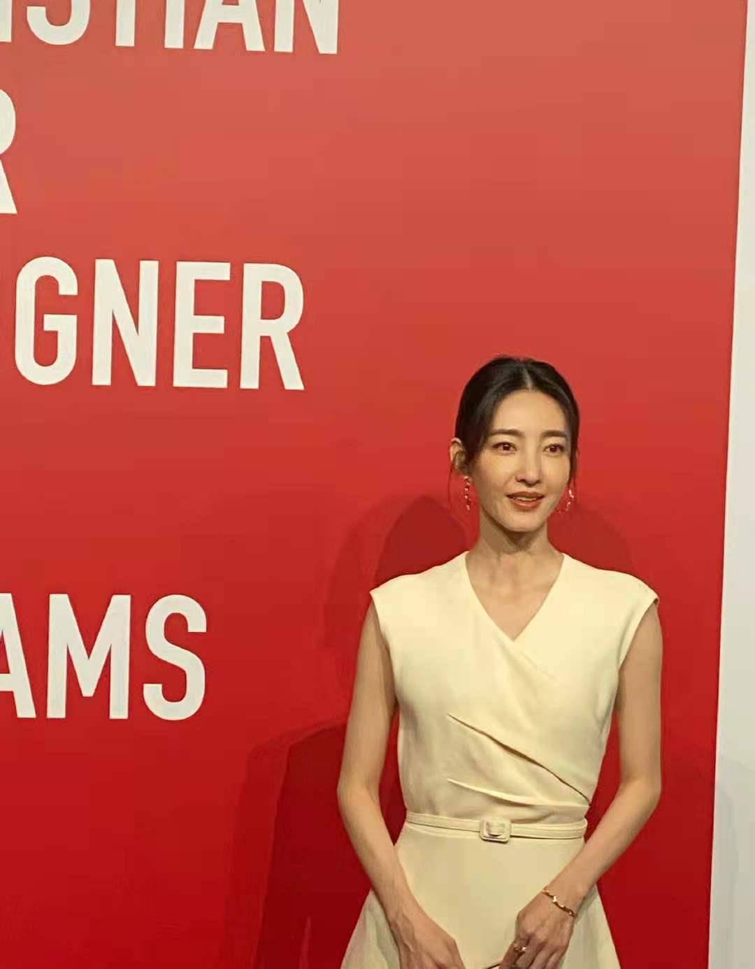 活动|王丽坤品牌活动生图美上热搜,一袭小白裙清新文艺,燕子包太抢镜