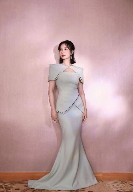 贴肤|陈数就是自信，穿紧身裙肚子直接鼓起来，幸亏颜值气质加分不翻车