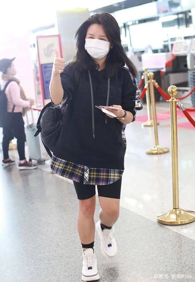 何洁|何洁又胖了？格子拼接卫衣搭健美超短裤，小粗腿不忍直视