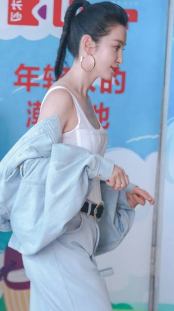 设计|47岁李冰冰真敢穿，直接套件“卫生巾”背心，同框赵丽颖耍时髦