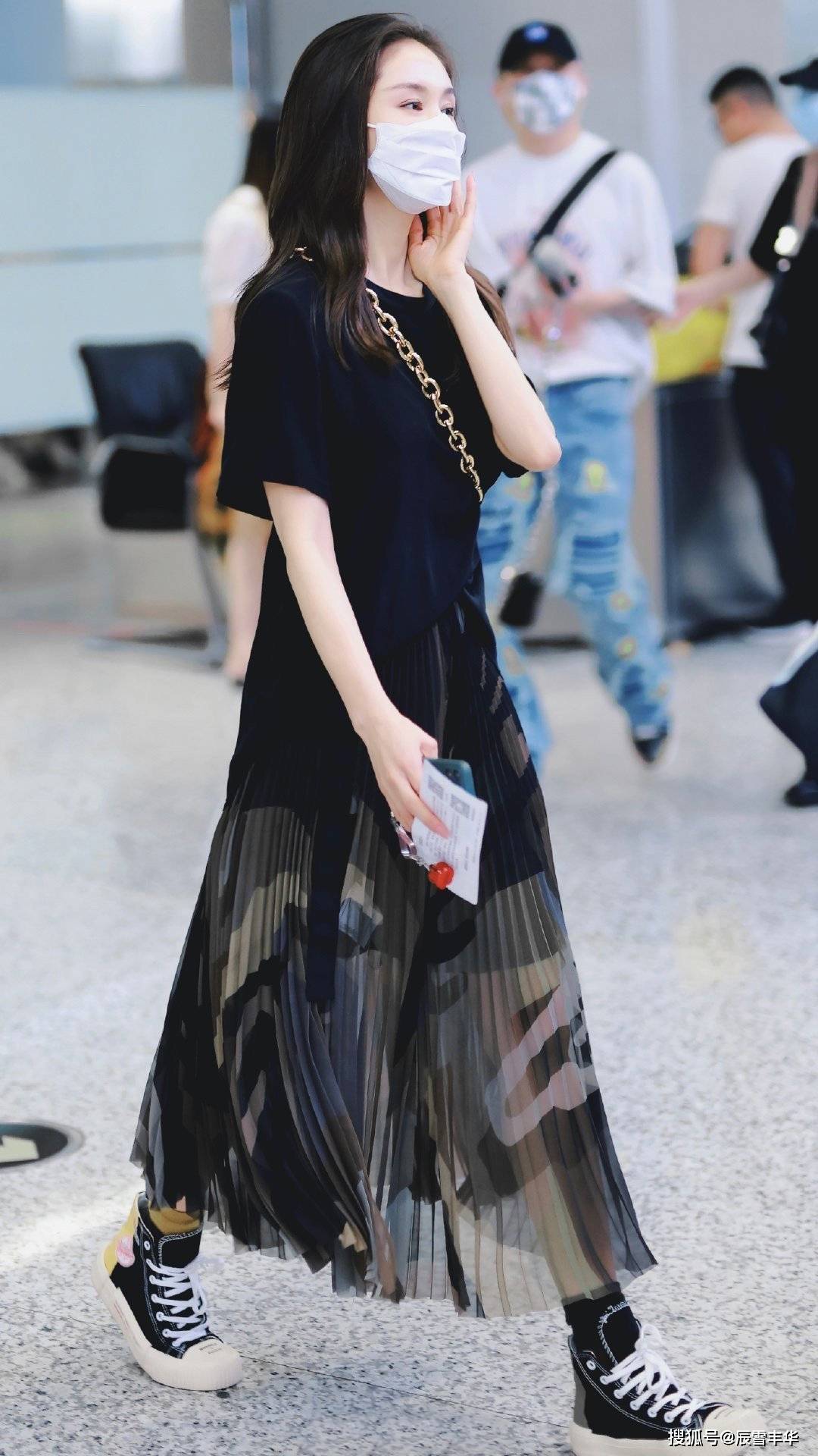 黑色|学王子文穿一身黑色,T恤配“薄纱”印花裙,全黑造型一点不沉闷