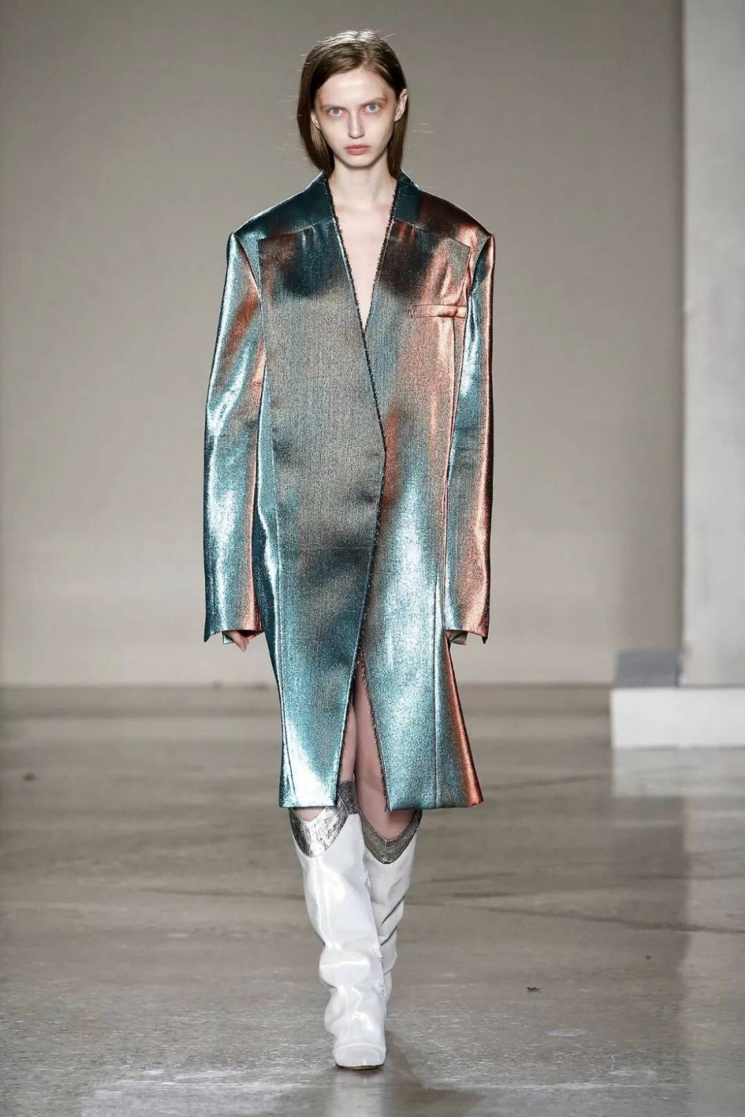 服装|张馨予穿拼接外套走机场!短发配渔夫帽,九分裤腰上别两条白毛巾