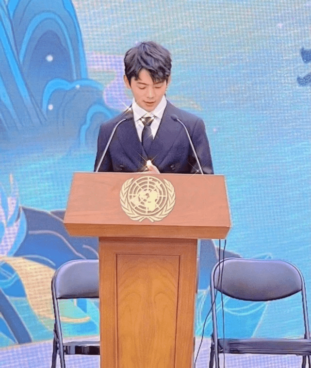 民族|丁真骑白马上街超有排面!穿藏袍举国旗意气风发,笑容好有感染力