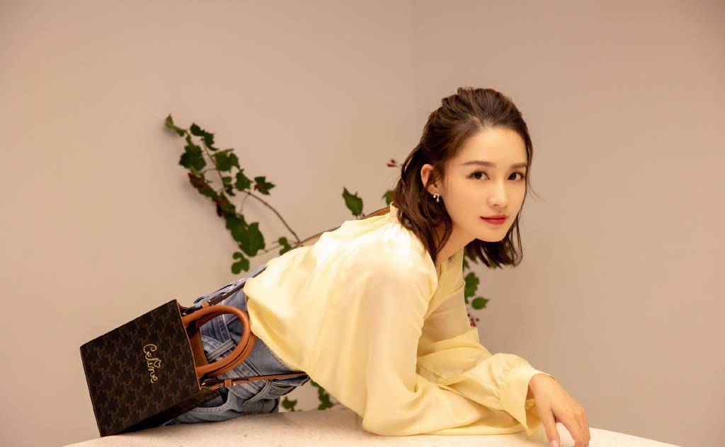 写真照|李沁这颜值太吃香了，穿淡黄色上衣配牛仔裙，30岁嫩回少女时代
