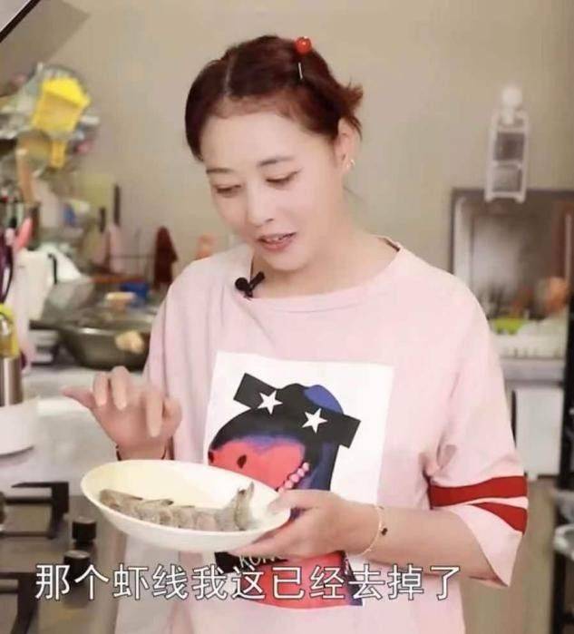 漂亮|周海媚是会装嫩，可气质的确优雅，就算老了纯天然的脸也漂亮！