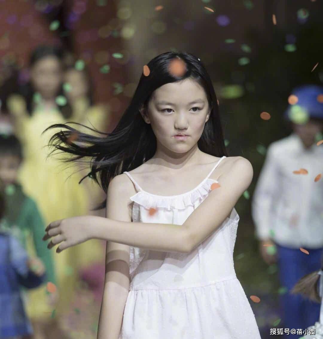 身材|王菲二女儿李嫣才15岁，就玩“下衣失踪”秀出大长腿，起点真高啊