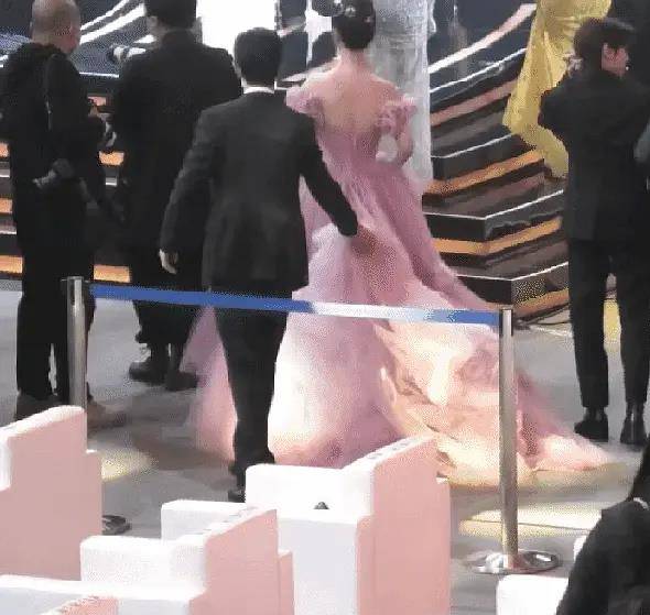 纱裙|目中无“裙”一年，今为杨紫提裙5次的肖战，是绅士还是现实？