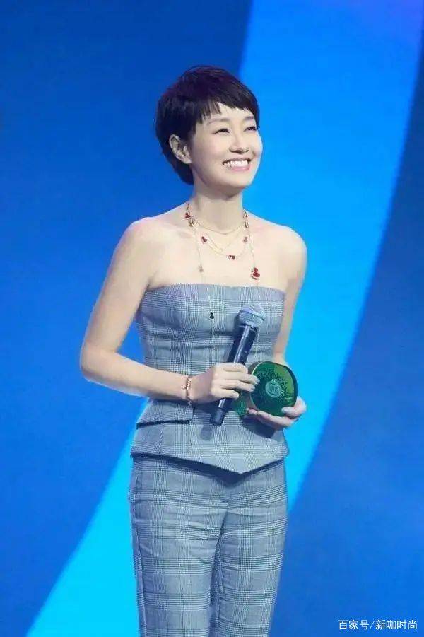 马伊琍|马伊琍赢得漂亮，穿格纹套装撞衫古力娜扎，大女人风范是关键
