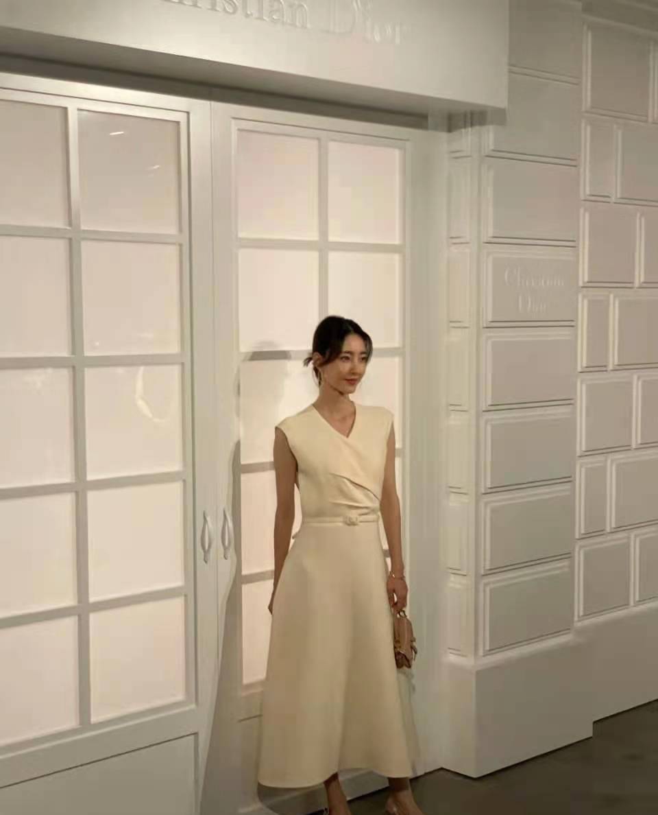 活动|王丽坤品牌活动生图美上热搜,一袭小白裙清新文艺,燕子包太抢镜