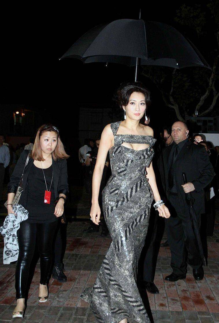 整体|孟广美的身材挺占便宜的，穿紧身的裙子，有一种独特的魅力