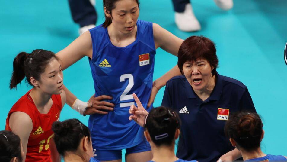 连败|中国女排0-3不敌美国遭2连败！朱婷复苏难救主，小组出线形势危急