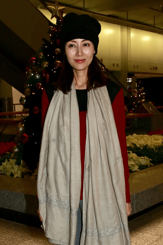 样子|李嘉欣老了回归简单？休闲裤搭配围巾颈纹都盖不住，也敢现身了