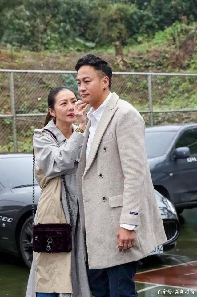 米色|何润东也“变大叔”?穿绅士西服却搭配雨靴,发际线太显龄