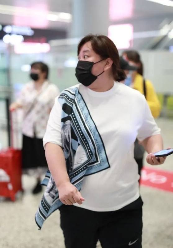 下半身|贾玲时髦走机场，圆滚身材穿T恤胖到没脖子，肩膀搭丝巾好拉风
