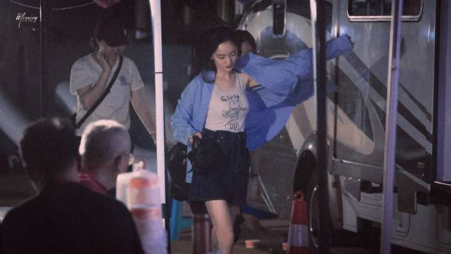 当红|杨幂活动生图曝光，白裙露腰扶栏浅笑女人味十足，自曝今年有演唱会