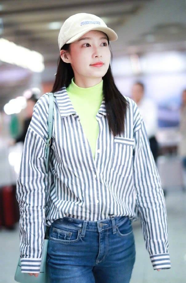 浅绿色|衬衫扣这样系才美，李沁留两颗变V字领，搭配着牛仔裤穿美绝了！