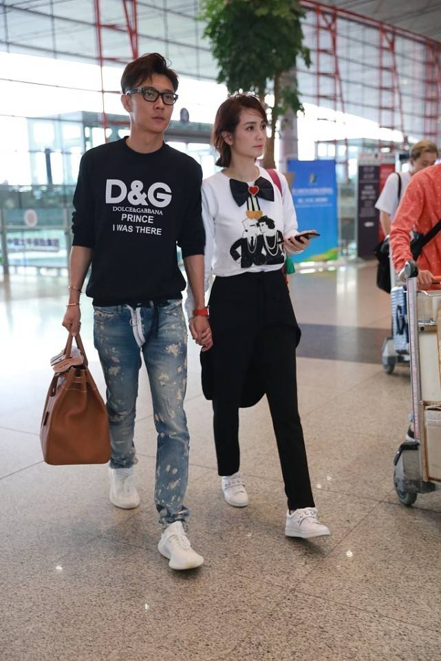 洪欣|洪欣与小9岁老公看着有年龄差，虽然两人穿着情侣色，但有点差距