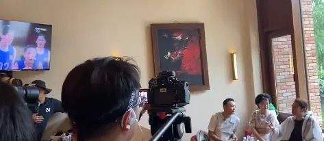 二郎腿|央视名嘴齐聚，倪萍C位翘二郎腿似大姐，蔡明受伤被撒贝宁搀着走