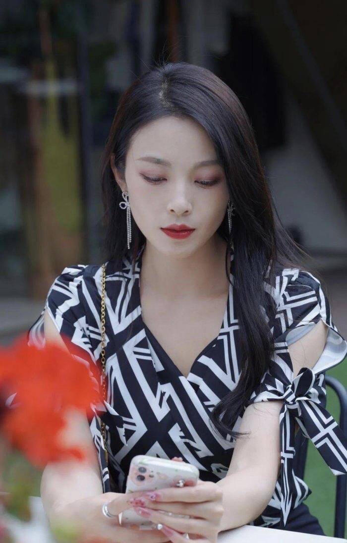 黑色|吴亦凡风波大反转!都美竹回应通报遭嘲,前主持辣评引争议