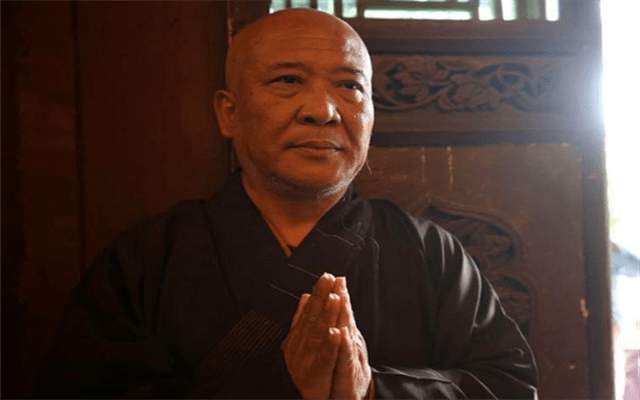 大觉和尚因为离婚的是杨彦,而他是大觉和尚,出家人不该为俗事所累.