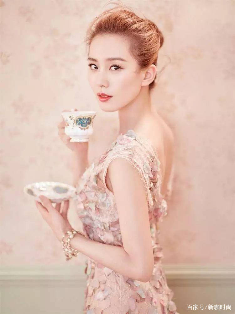 样式|王丽坤有身材就是任性，蓝白条纹裙宽松不修身，照样穿出女神范