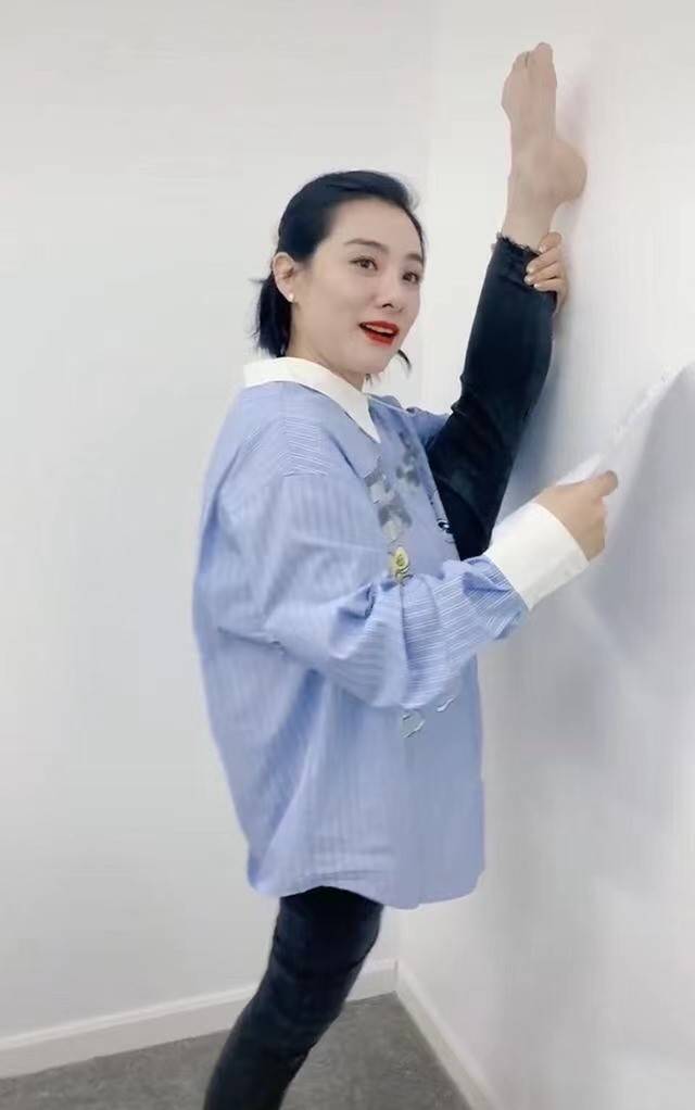 黑色|奥运冠军刘璇如今胖不少!穿衬衣紧身裤做一字马,冠军风采更惊艳
