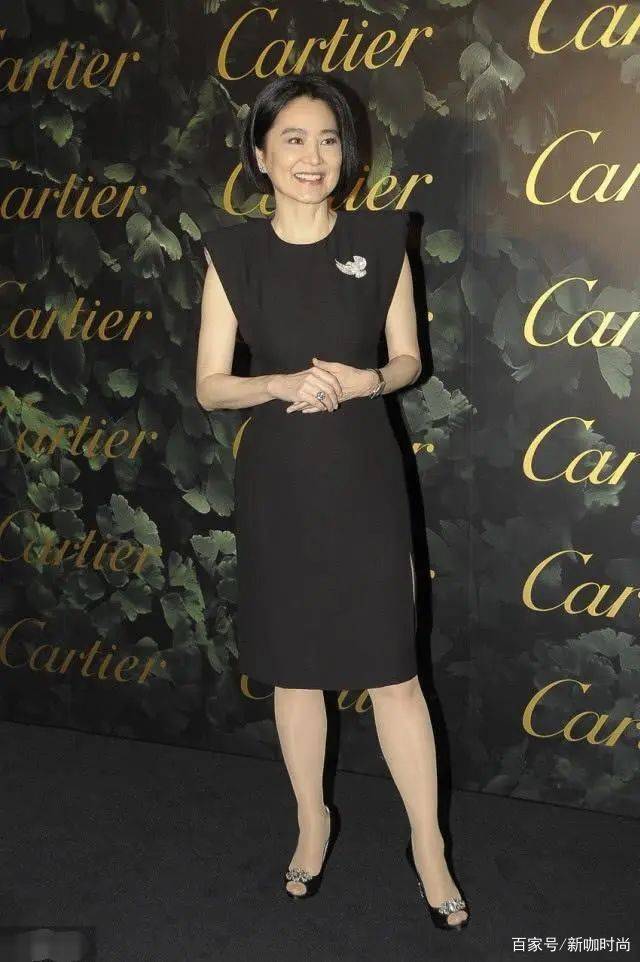 林青霞|林青霞年近古稀韵味犹存，穿垫肩小黑裙典雅端庄，女神范十足