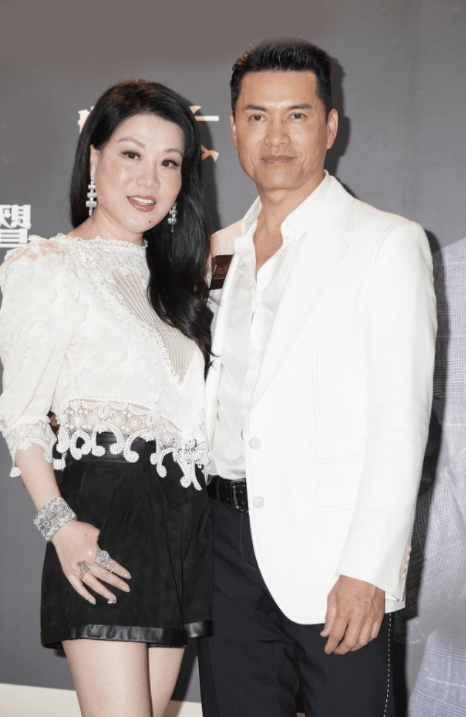 吕良伟第三任妻子穿小香风配皮短裤高贵又时髦气质不输女明星