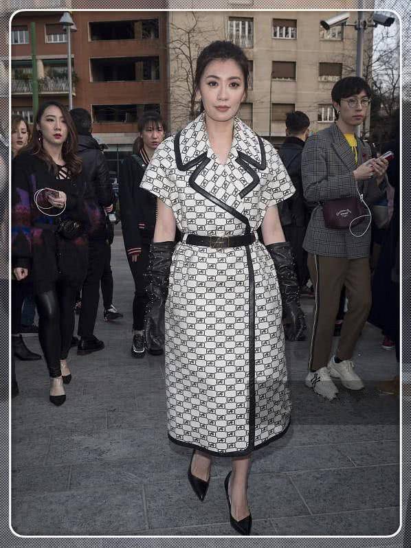 黄圣依|米兰时装周44岁贾静雯比美36岁黄圣依，同是辣妈，差距真大！