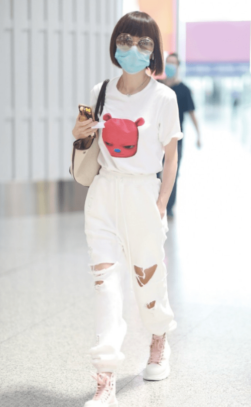 一身|鲁豫这纸片身材随便穿穿就很时尚，卡通T恤都能穿出高级感，服了