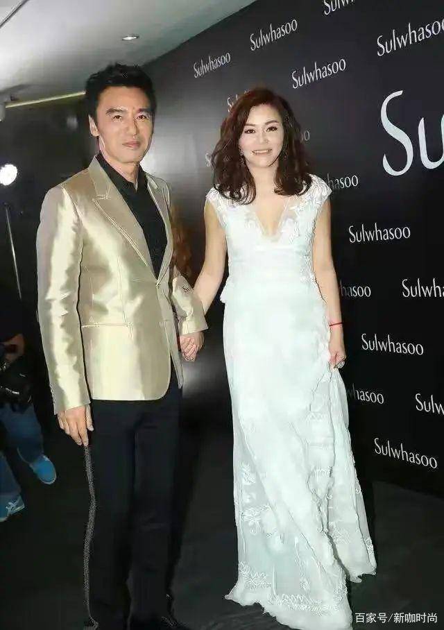 钟镇涛|钟镇涛年近古稀不显老,金色西装搭黑衬衫,与小12岁老婆似同龄人