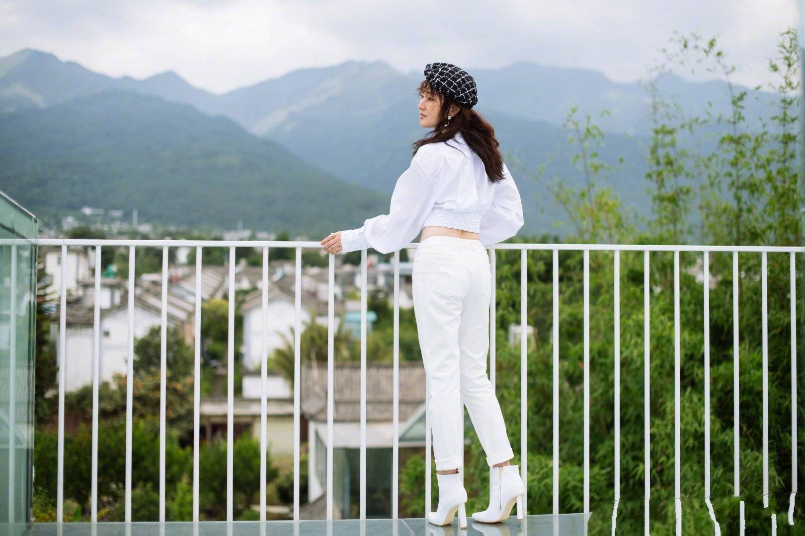 黑色|女人年过半百咋扮嫩，学50岁杨钰莹这样穿，大婶年纪也有少女感