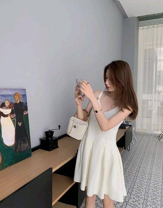 金色|赫本风的连衣裙性感中带一点小复古，搭配金色人像的胸针很有味道~