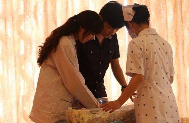 小月|婆婆住院儿媳却带娃旅行，家人无一句谴责，只因婆婆曾做了这件事