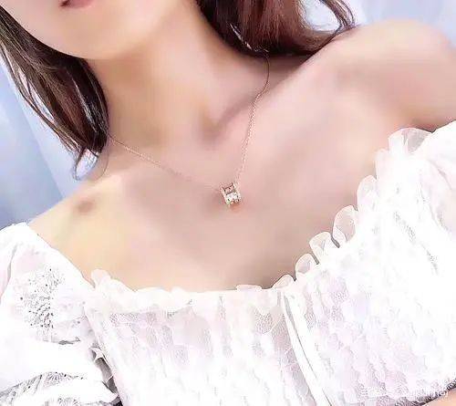 样式|王丽坤有身材就是任性，蓝白条纹裙宽松不修身，照样穿出女神范