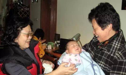 小月|婆婆住院儿媳却带娃旅行，家人无一句谴责，只因婆婆曾做了这件事