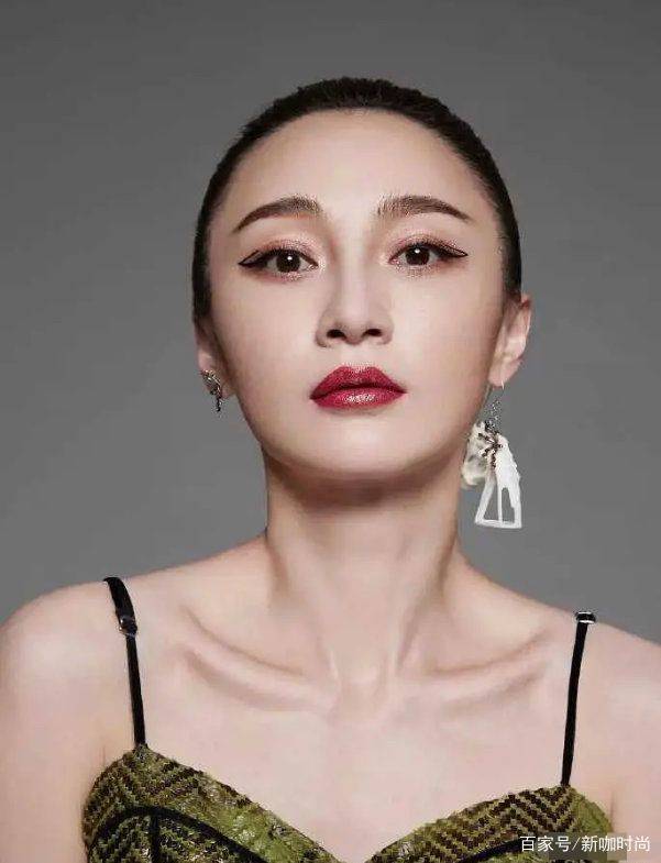 傲人|38岁姚笛尴尬了？穿吊带大露傲人锁骨，奈何“无料”可秀