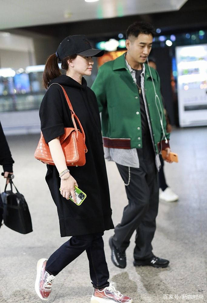 样式|43岁李小冉亮相，穿着低调身形似少女，却被潮男助理抢尽风头