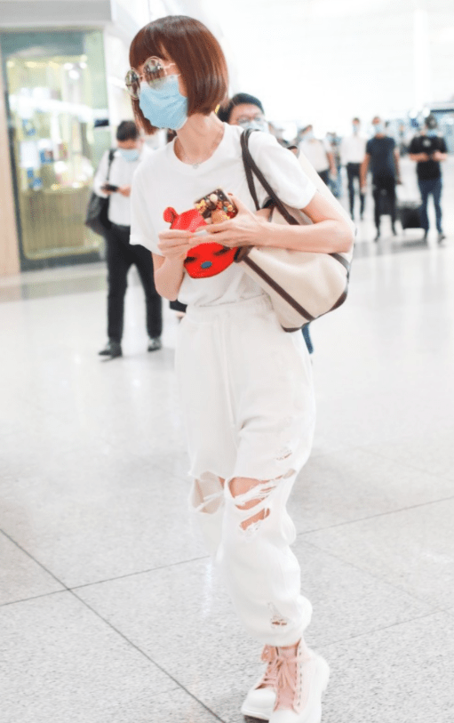 一身|鲁豫这纸片身材随便穿穿就很时尚，卡通T恤都能穿出高级感，服了