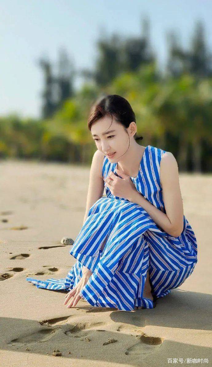 样式|王丽坤有身材就是任性，蓝白条纹裙宽松不修身，照样穿出女神范