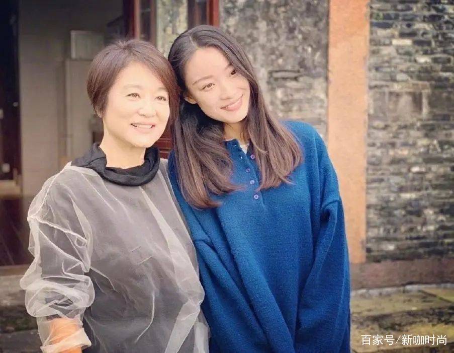 林青霞|林青霞年近古稀不显老，穿薄纱圆领衫气质优雅，同框倪妮似姐妹