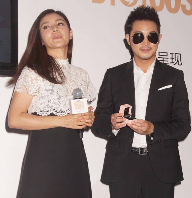 黑色|胡可蕾丝小礼裙站在沙溢旁边好娇羞,一看就很幸福