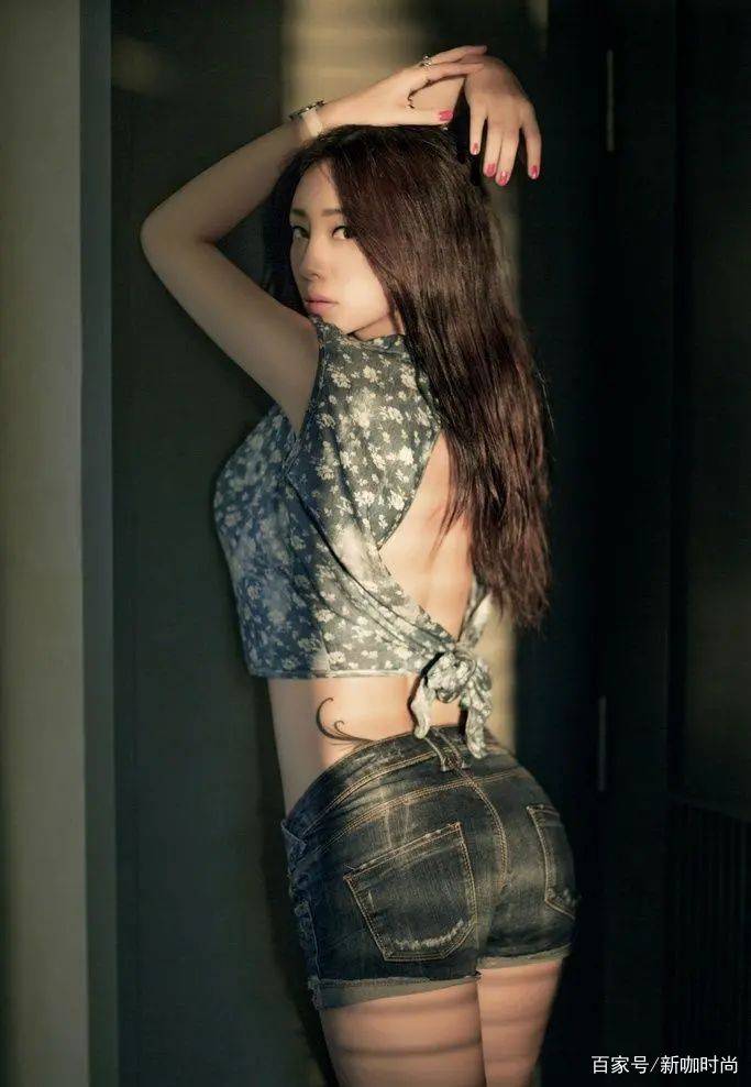 鱼尾|柳岩身材好就是敢穿，低胸上衣秀事业线，我却被“蜜桃臀”吸引了