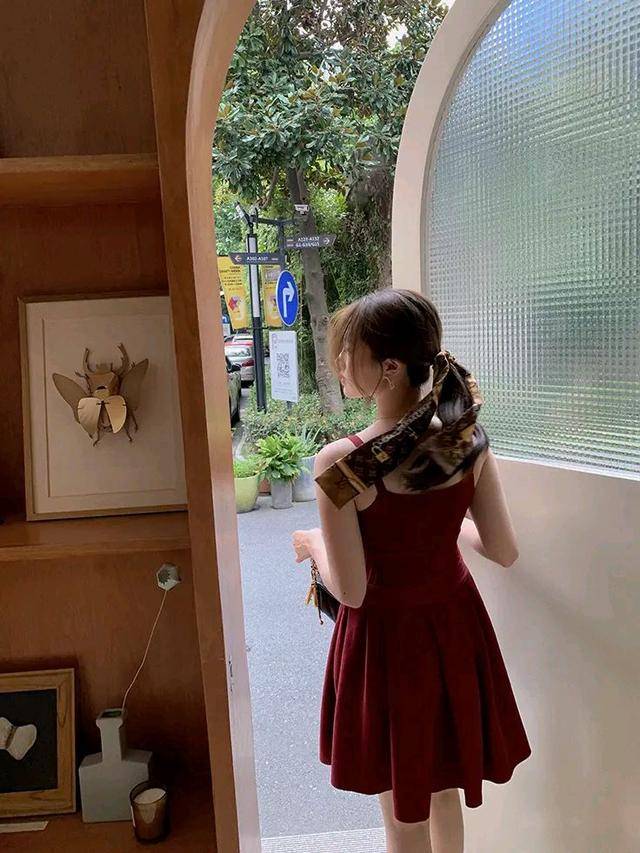 金色|赫本风的连衣裙性感中带一点小复古，搭配金色人像的胸针很有味道~