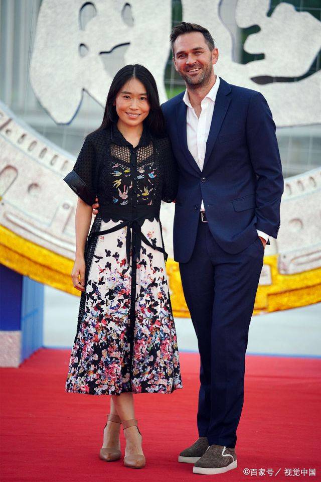 黑色|张艺谋大女儿长这样，穿黑白碎花裙优雅大气，身量娇小气质佳
