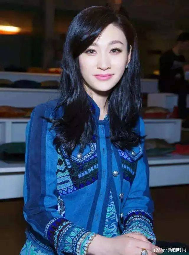 样式|43岁李小冉亮相，穿着低调身形似少女，却被潮男助理抢尽风头