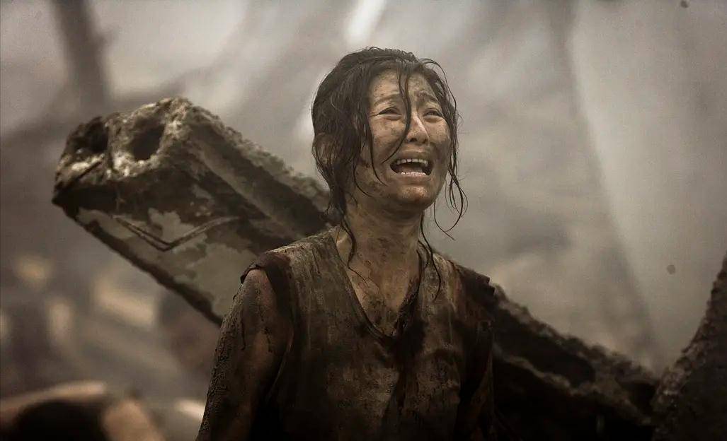 因为|11年后再看《唐山大地震》，我终于明白徐帆为什么要救儿子