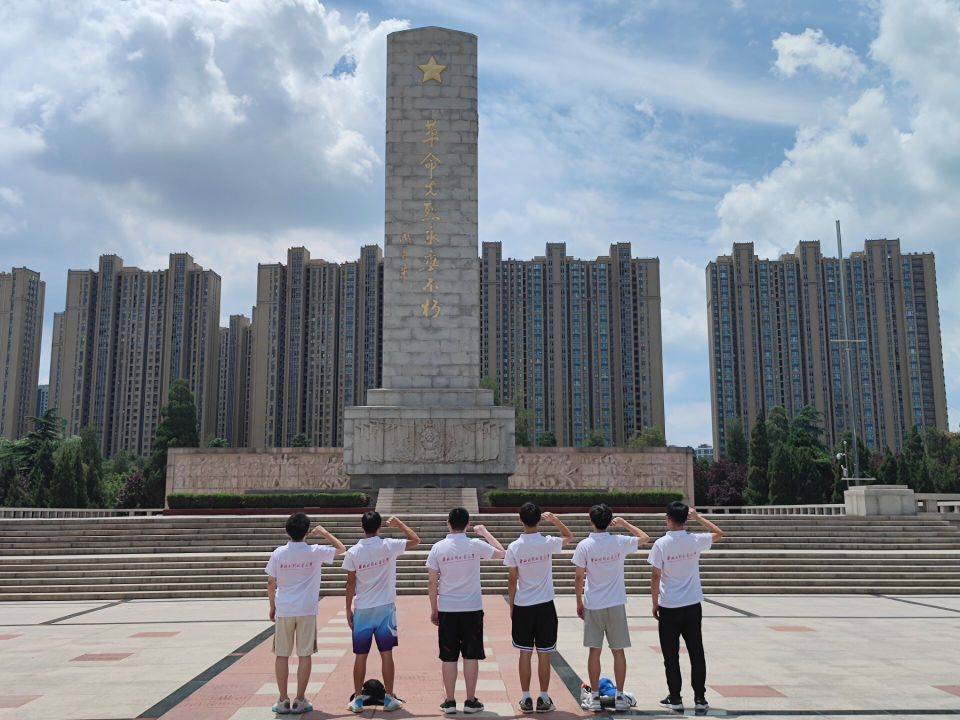 这世界很好,你们一定看的到!_烈士陵园